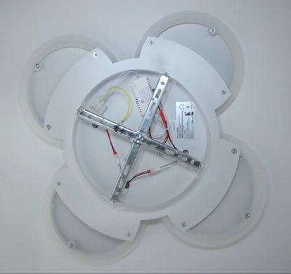 Світлодіодна люстра біла до 15 м² AERO flower 70W 4V