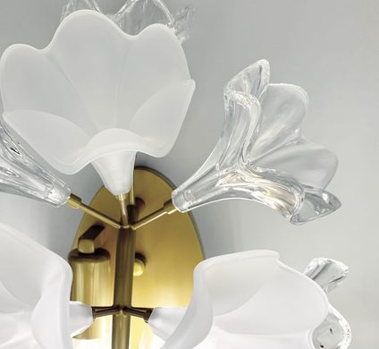 Бра із декоративними квітами на корпусі з прозорого та білого матового скла W 9003